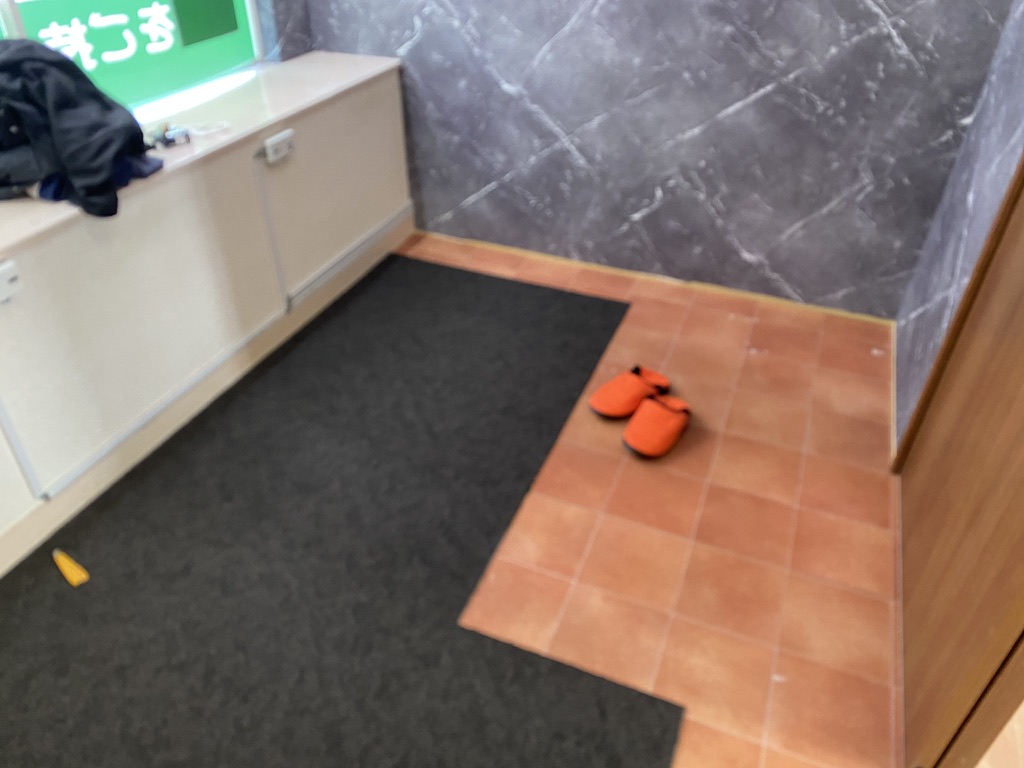 整骨院の床にクッションフロア